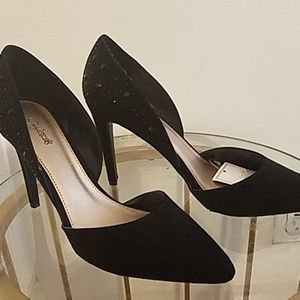 Jaclyn Smith pumps